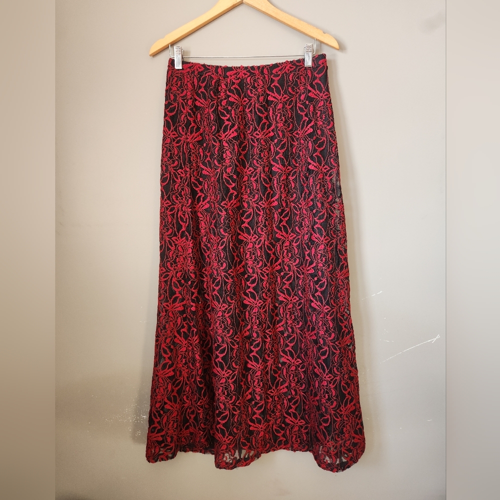 Chic maxi skirt with red and black lace. Perfect for stylish outings. Size mediu